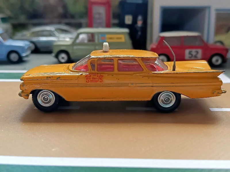 Playful toys 221 Chevrolet Impala Yellow Cab