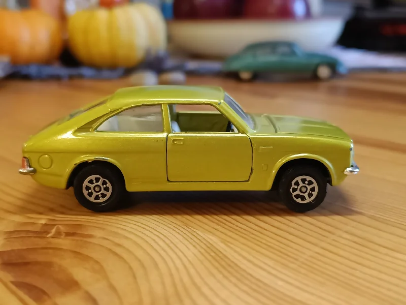 High-quality toy cars 306 Morris Marina in metallic lemon
