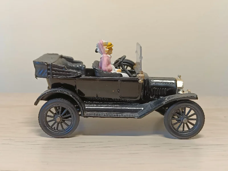 Playful toys 9011 Ford 1915 model T with passengers