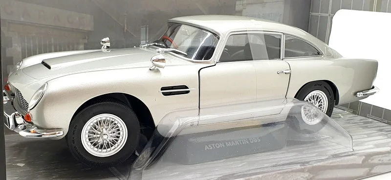 Playful toys Solido 1/18 Scale Diecast S1807101 - Aston Martin DB5 1964 - Silver Birch Playful toys Solido 1/18 Scale Diecast S1807101 - Aston Martin DB5 1964 - Silver Birch