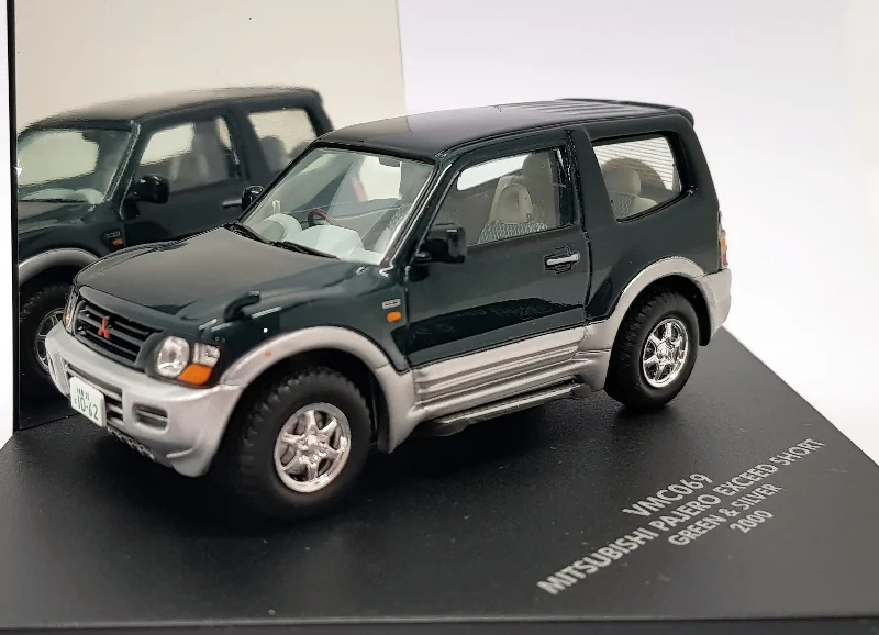 Durable toysVitesse 1/43 Scale VMC069 - Mitsubishi Pajero Exceed Short 2000 - Green & Silver